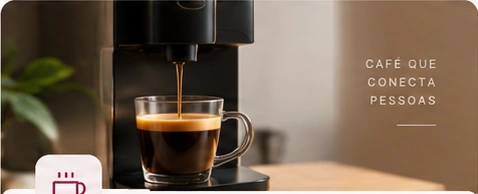 Café sendo extraído em uma xícara de vidro